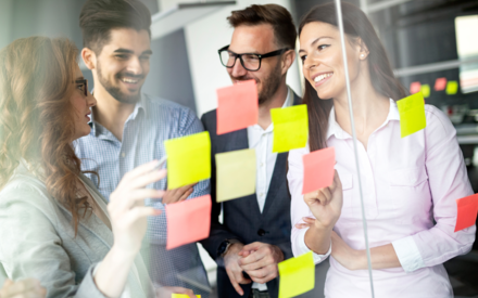 Un gruppo effettua un brainstorming sulle soluzioni per un nuovo progetto nella formazione Scrum Master