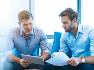 Zwei Männer besprechen die Optionen für eine Neuorientierung im Beruf