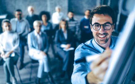 Un uomo scrive "Lego serious play"