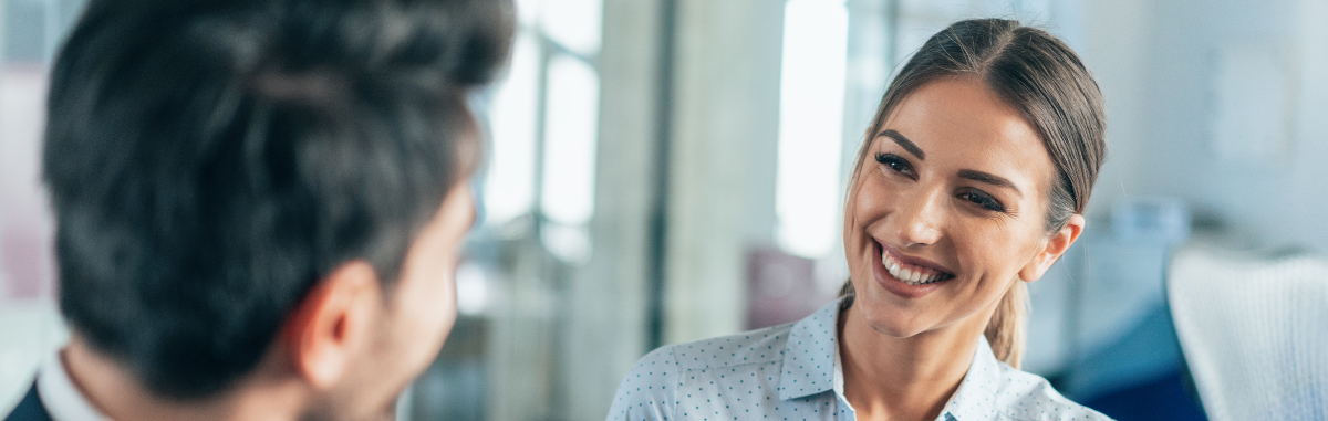Nette Verkäuferin schüttlet Hand nach Verkaufstraining