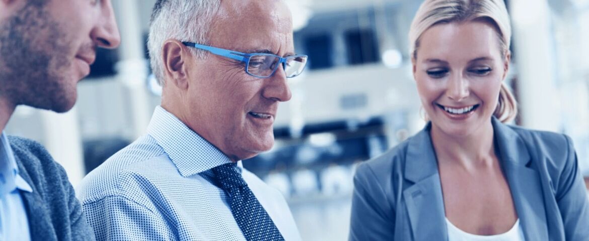 Drei Business Leute machen sich Gedanken zum Personalentwicklungskonzept