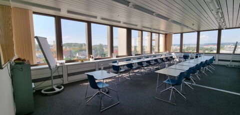 Ein geräumiger Seminarraum mit frischem Obst und Wasser