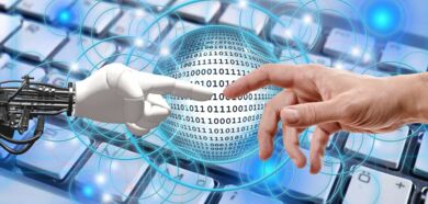 Hand eines Roboters und Menschen. Beispiele, warum Soft Skills wichtiger werden