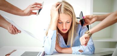 Frau im Burnout, der alles zu viel wird