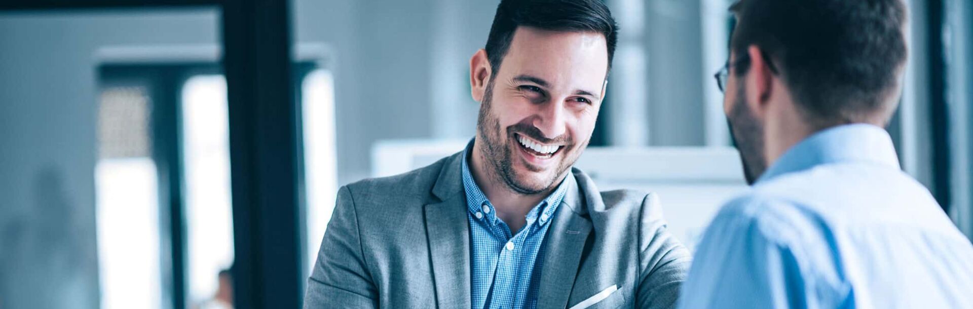 Zwei Männer beim Handshake nach Interview Job Training