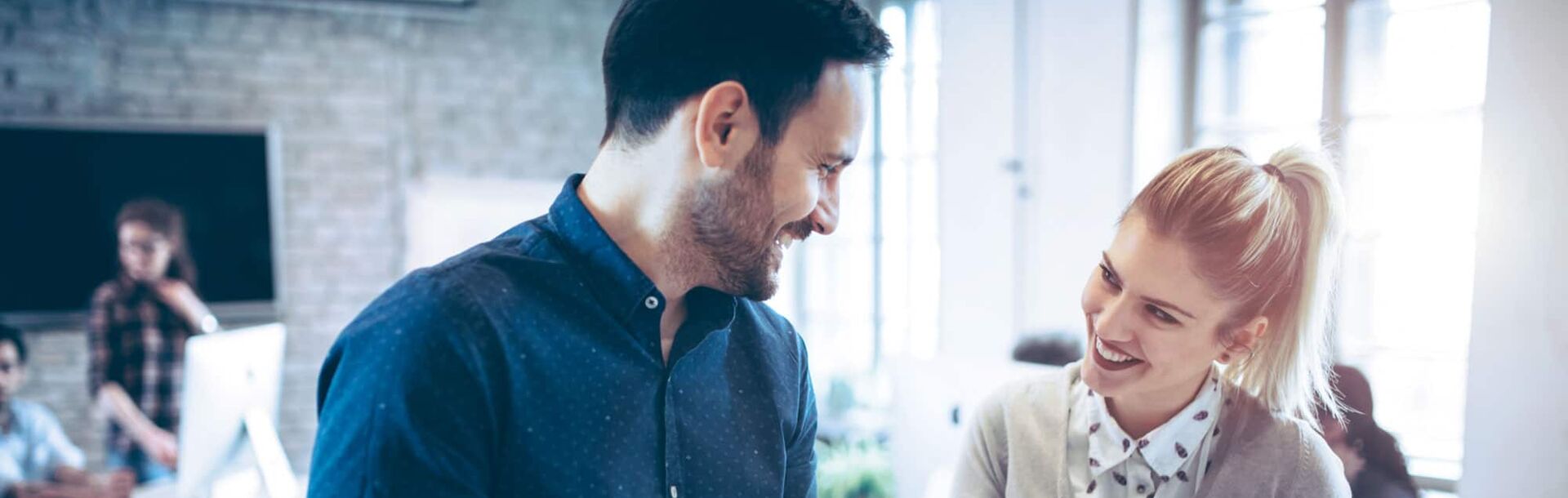 Mann und Frau im Gespräch über Karriere