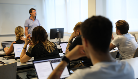 Gli studenti apprendono le tecniche di marketing nel corso marketing