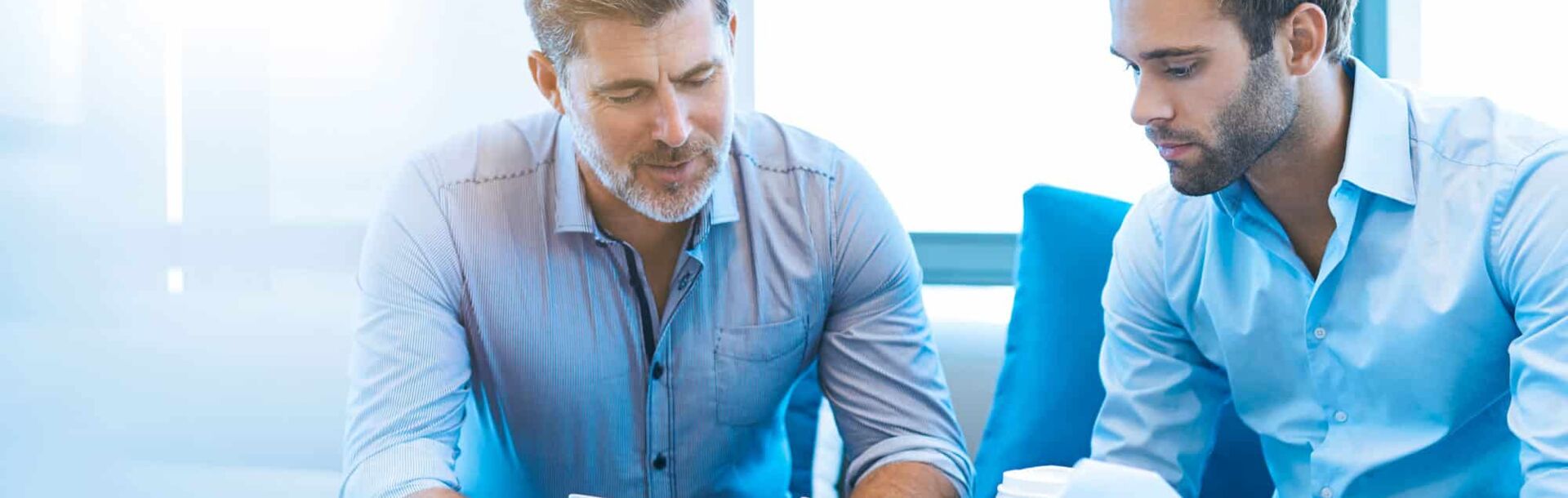 Due uomini che stanno studiando per il corso LinkedIn Learning