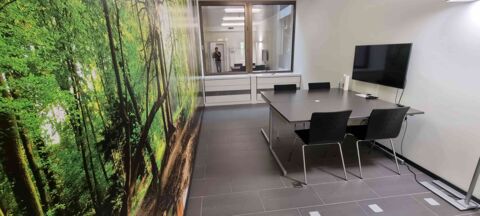 Schöner Seminarraum Zürich mit Wald-Wandtapete