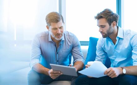 Zwei Männer bei der Assessment Center Vorbereitung