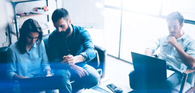 Leader zeigt modernen Führungsstil