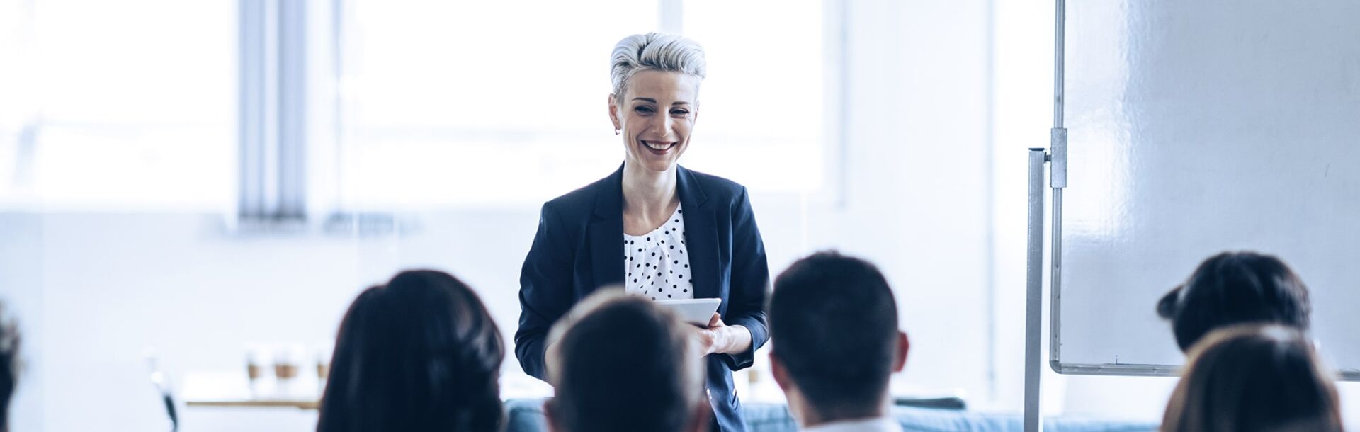 Una donna fa una presentazione su come parlare in pubblico