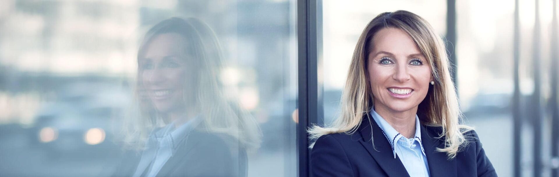 Frau nach dem Resilienztraining zur Burnout Prävention