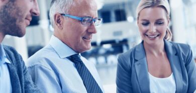 Drei Business Leute machen sich Gedanken zum Personalentwicklungskonzept