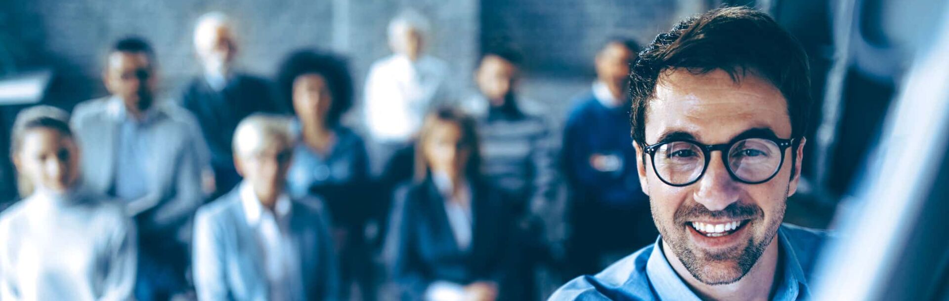 Un uomo scrive sui corsi professionali per adulti