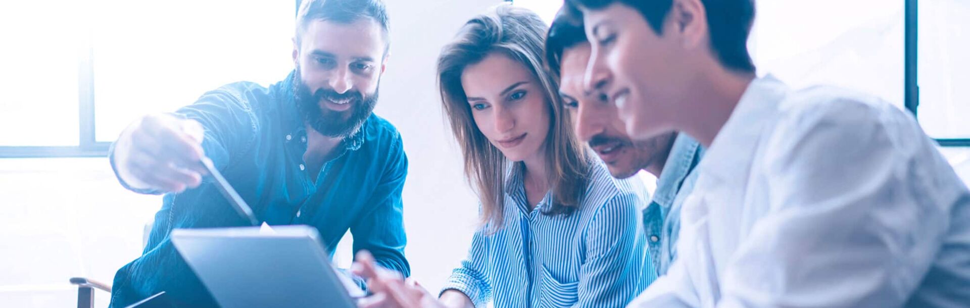 Vier Personen reden über ihre Projektmanagement Zertifizierung