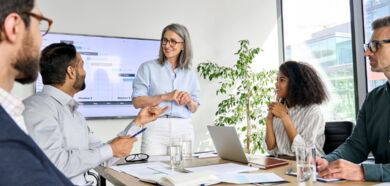 Una donna racconta al suo team come una formazione del personale può aiutarli per avere successo