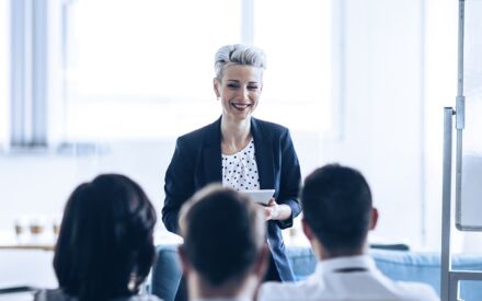 Una donna fa una presentazione sul public speaking