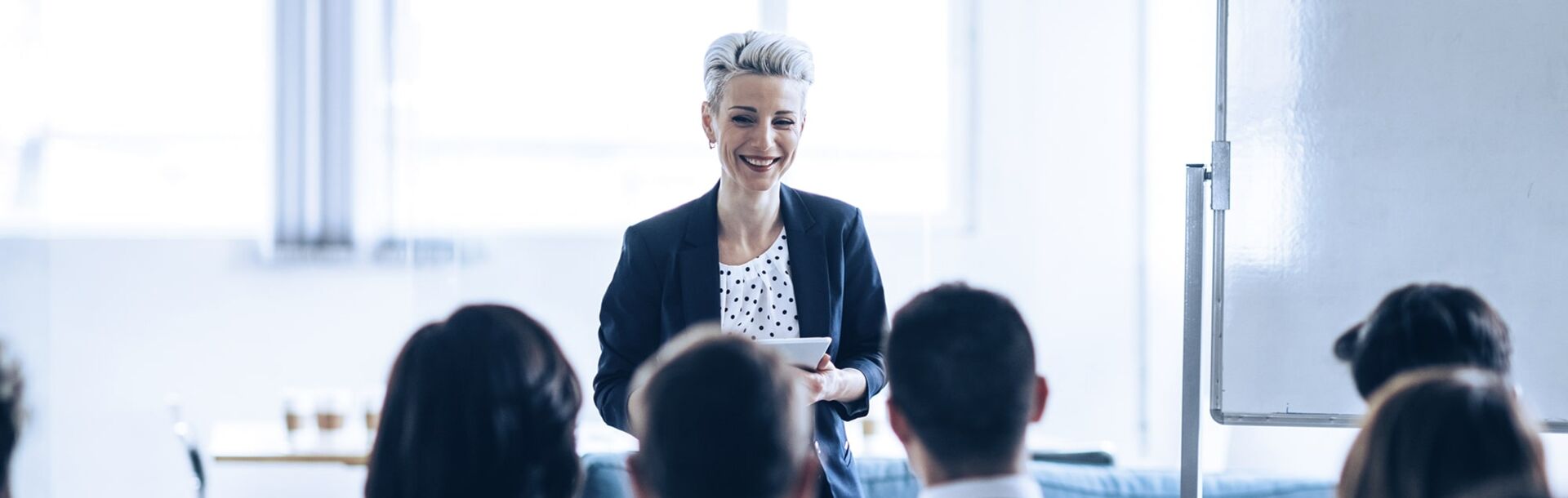 Dozentin spricht beim Kommunikationstraining vor Zuhörerschaft