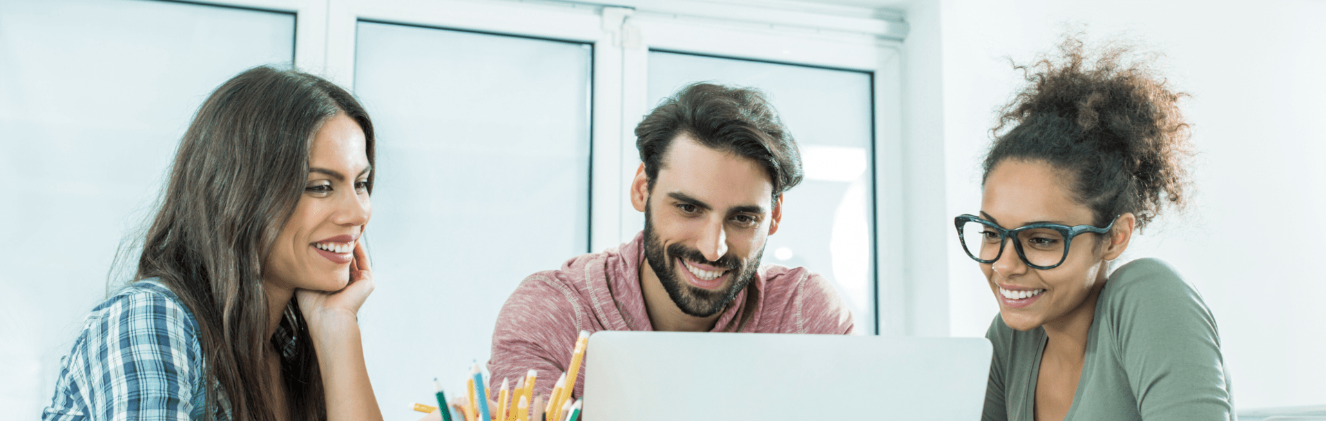 Ein Manager arbeitet Seite an Seite mit einer Mitarbeiterin nach dem Lateral Leadership Seminar