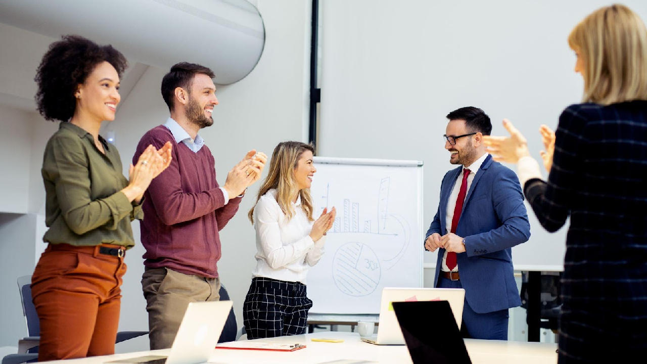 Un gruppo applaude dopo una presentazione di successo